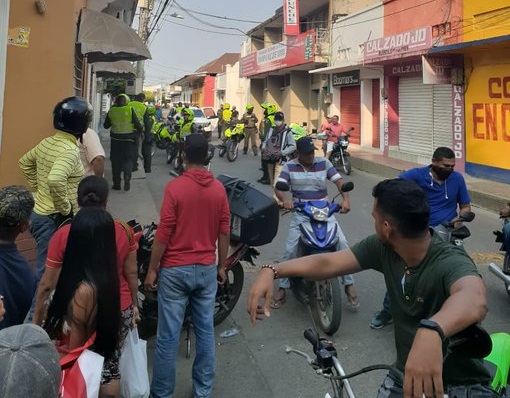 Policía detiene a sujetos presuntamente armados en el centro de Cereté