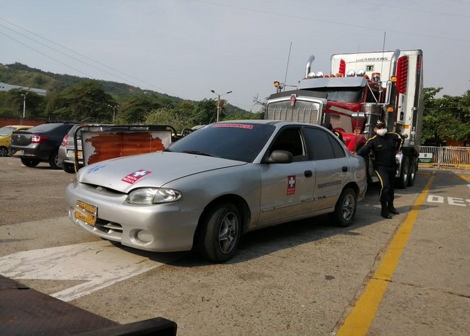 Inmovilizan un carro con insignias médicas falsas con el que pretendían evadir la cuarentena