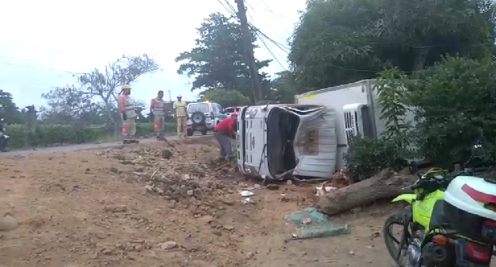 Furgón se volcó en la vía Cereté – Ciénaga de Oro