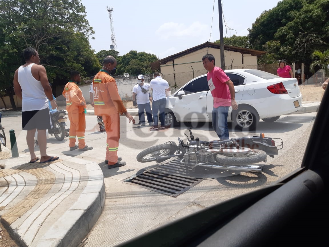 No paran los accidentes, motociclista chocó contra un automóvil en Montería