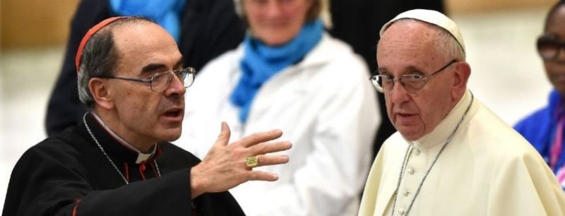 El papa aceptó la renuncia de cardenal francés absuelto de callar sobre casos de pedofilia