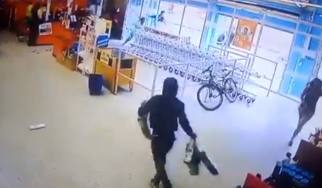 Extranjeros saquearon un supermercado, los capturaron y serán expulsados del país