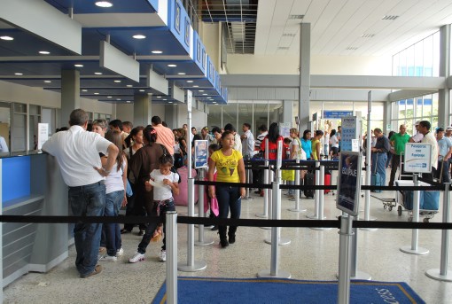 Refuerzan controles en el Aeropuerto Los Garzones y terminales de transporte de Córdoba
