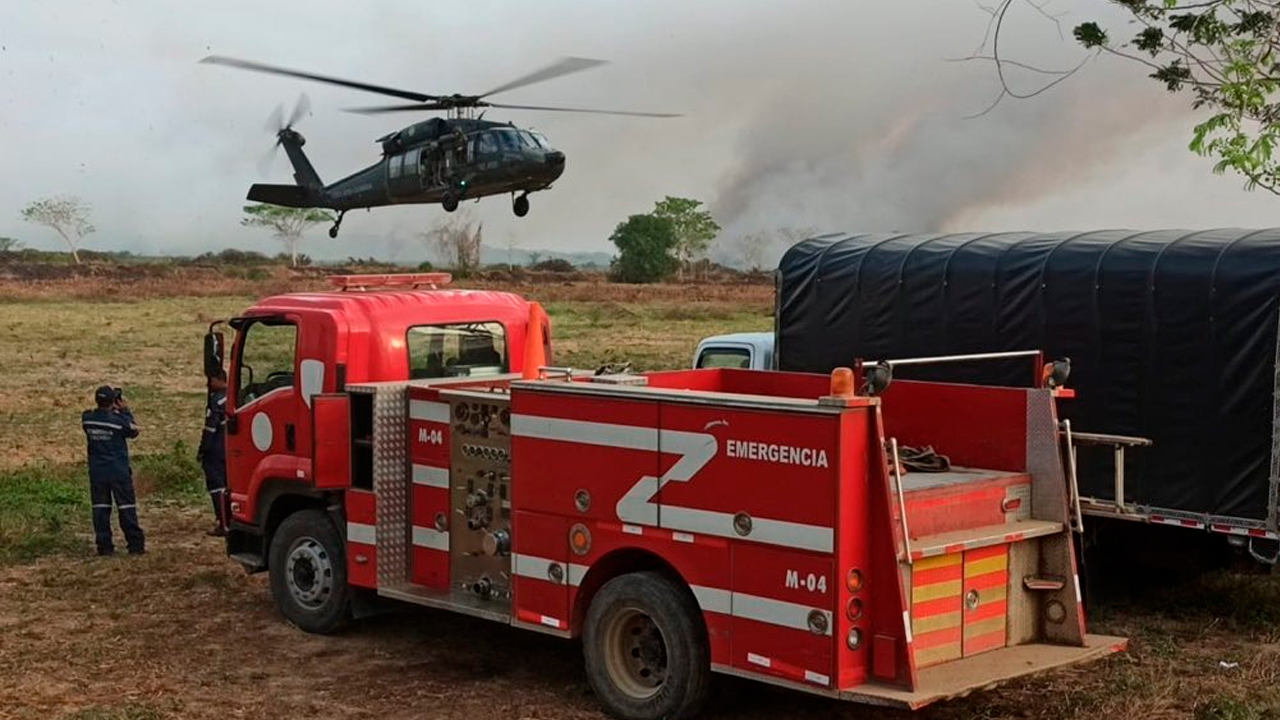 Pese a labores de extinción se mantiene incendio en Ciénaga de Corralito