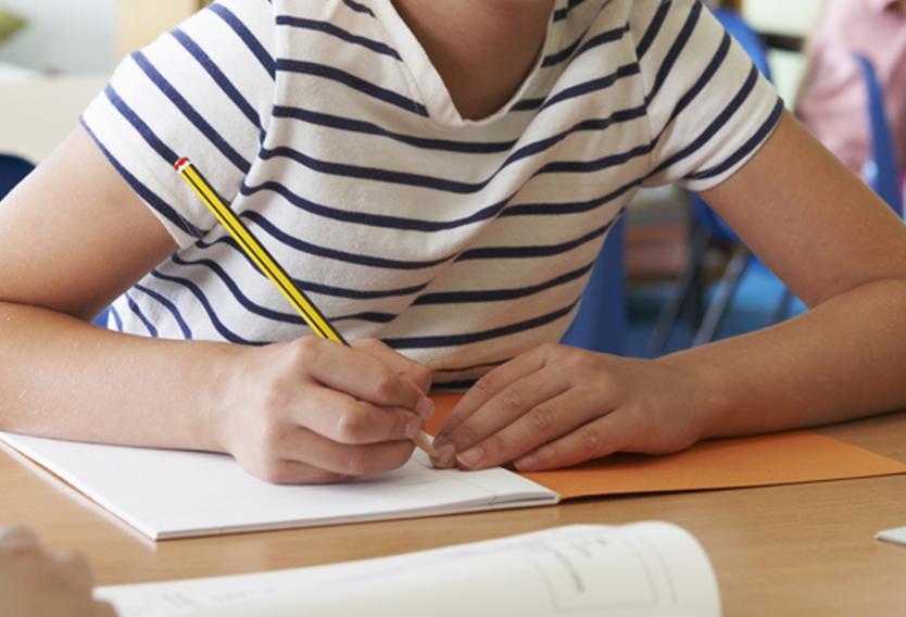 Niña de 11 años se orinó en el salón porque la profesora no la dejó ir al baño