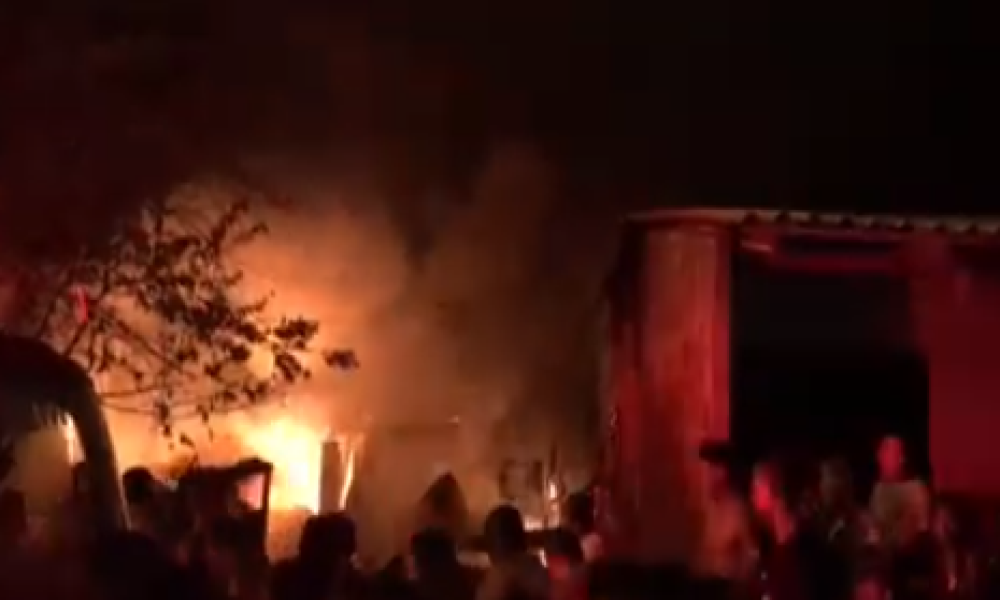 En video, incendio dejó reducida a cenizas una casa en el barrio Cantaclaro