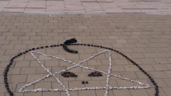 ¿Rituales satánicos en cuarentena? Estos símbolos aparecieron afuera de una capilla en Lorica