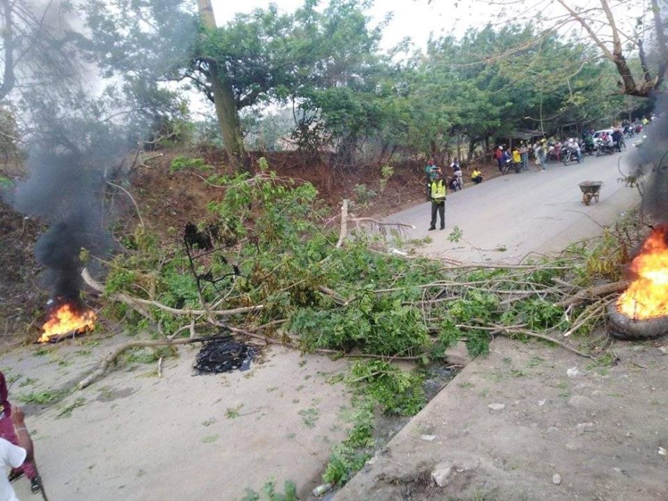 En Puerto Libertador la comunidad también se cansó de esperar los mercados y bloquearon la vía de acceso