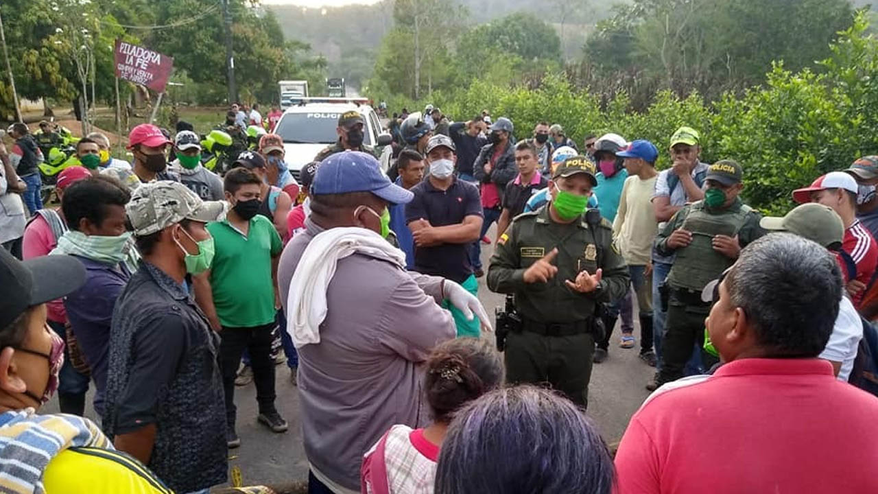 Campesinos bloquean vía que conduce a la central de Urrá por temor a que trabajadores lleven el coronavirus a la zona
