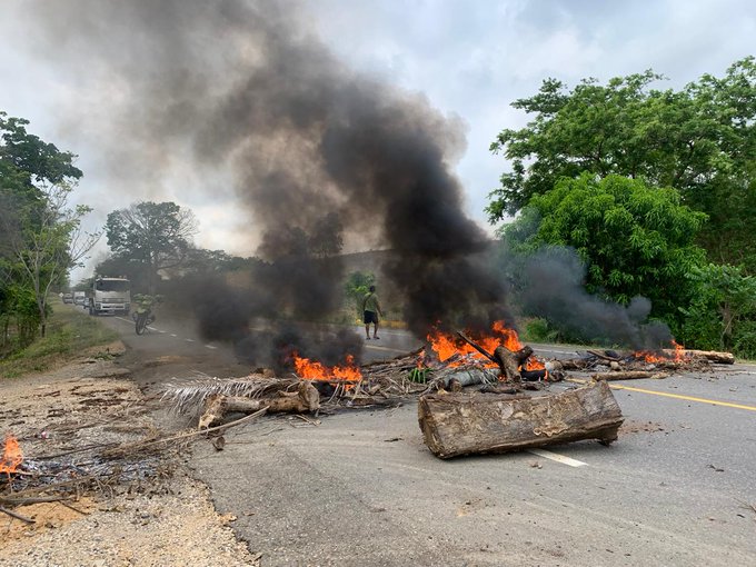 Habitantes bloquean vía Ciénaga de Oro – La Ye reclamando ayudas humanitarias