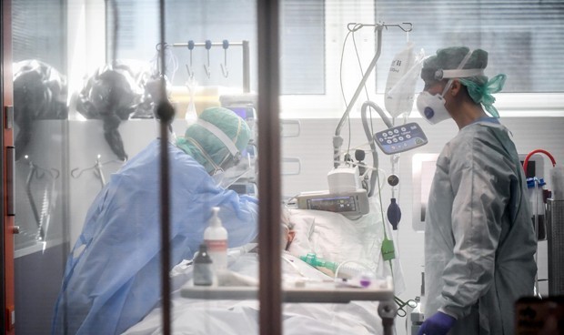 Covid-19: médicos estarían enfrentando la pandemia con bajas salariales y sin trajes de bioseguridad