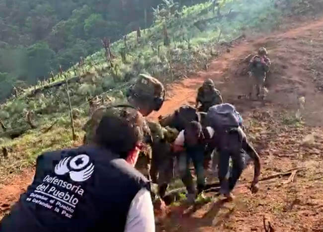 En helicóptero rescataron a ocho campesinos amenazados de muerte