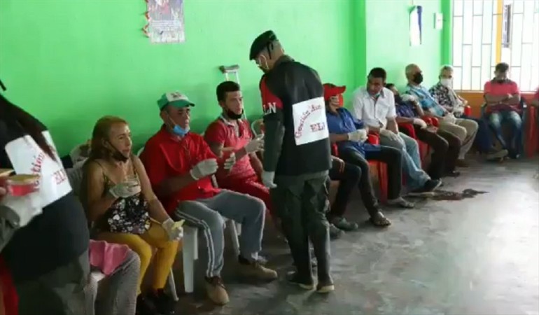 El que peca y reza empata: guerrilleros del ELN entregan mercados a campesinos