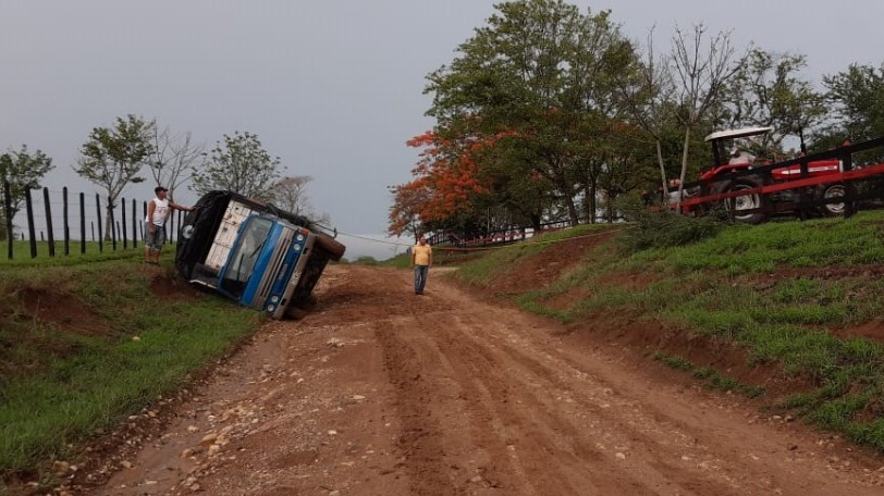 Camión cargado de ganado se volcó en la vía Santa Lucía – Moñitos