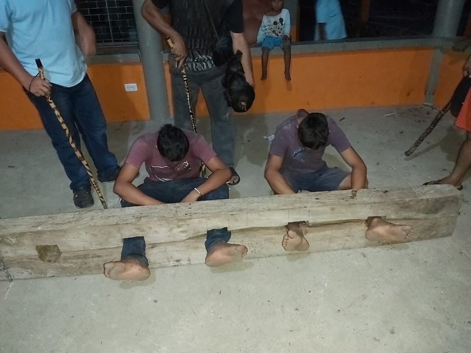 En San Andrés de Sotavento, los sorprendieron robándose unas gallinas y los castigaron en el cepo