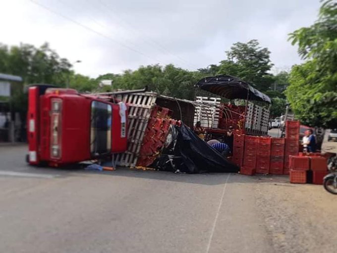 Qué desastre, camión cargado de mangos se volcó en Sahagún