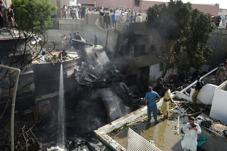 Avión comercial con más de 100 pasajeros se estrelló en Pakistán