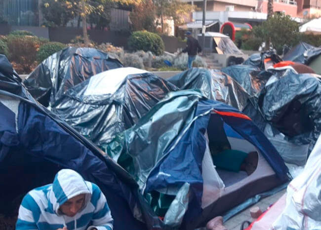 Más de 250 colombianos duermen en carpas frente al consulado en Chile esperando ser repatriados