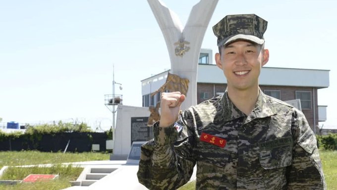Son, compañero del Davinson en el Tottenham, terminó con honores su formación militar en Corea del Sur