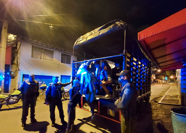 Detienen 25 personas que estaban de rumba en cuarentena y a 27 pasajeros que viajaban sin permiso