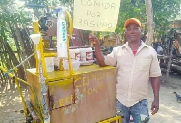 El vendedor ambulante que cambia comida por ‘raspao’