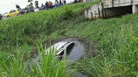 Camioneta de alta gama se salió de la carretera y cayó en un pozo en la vía Montería – Ciénaga de Oro