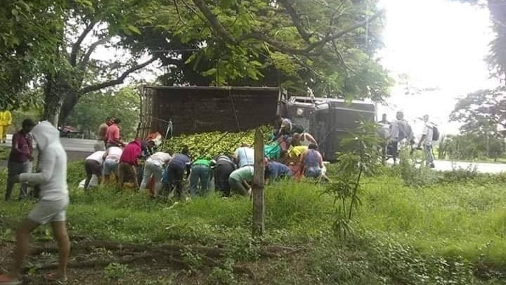 Camión cargado de bananos se volcó en la vía Sahagún – Chinú