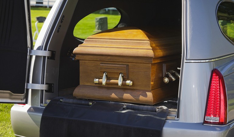 Coche fúnebre ingresó a Córdoba con cuatro cadáveres y sin permisos