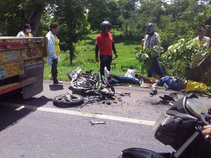 Dos jóvenes resultaron gravemente heridos tras sufrir aparatoso accidente en la vía La Apartada – Planeta Rica