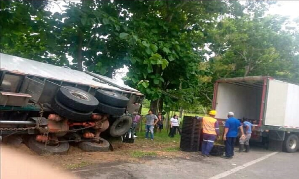 Qué buen ejemplo, camión se volcó en la vía Buenavista – Planeta Rica y la comunidad ayudó a recoger la carga