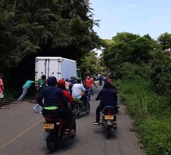Lo bueno se resalta: comunidad ayudó a conductor de un furgón cargado de pollos que se volcó en la vía Lorica – San Bernardo del Viento