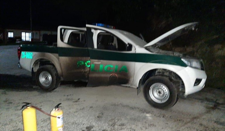 Desconocidos incendiaron camioneta de la Policía