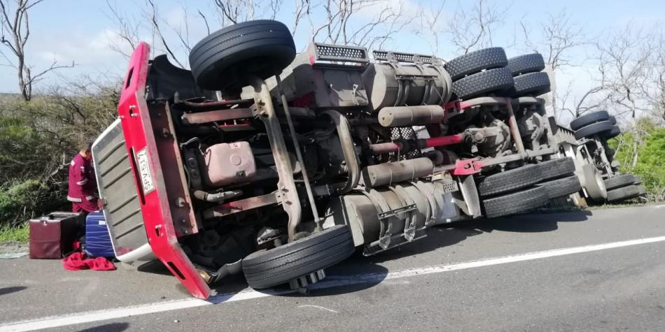 Un camión se volcó cerca de Tasajera, esta vez no hubo saqueos ni alteración del orden público