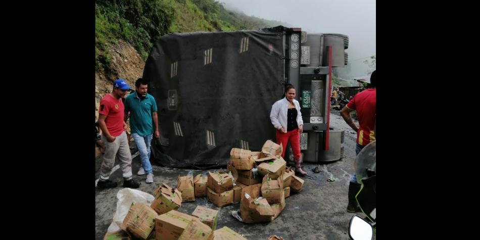 No aprenden, saquean camión de Colanta que se volcó en Valdivia