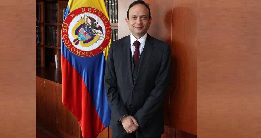 El magistrado Carlos Bernal renunció a la Corte Constitucional