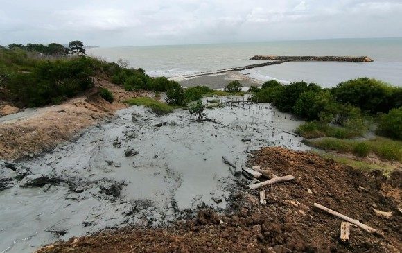 El Volcán de lodo de Arboletes se desbordó y provocó derrame hacia la playa