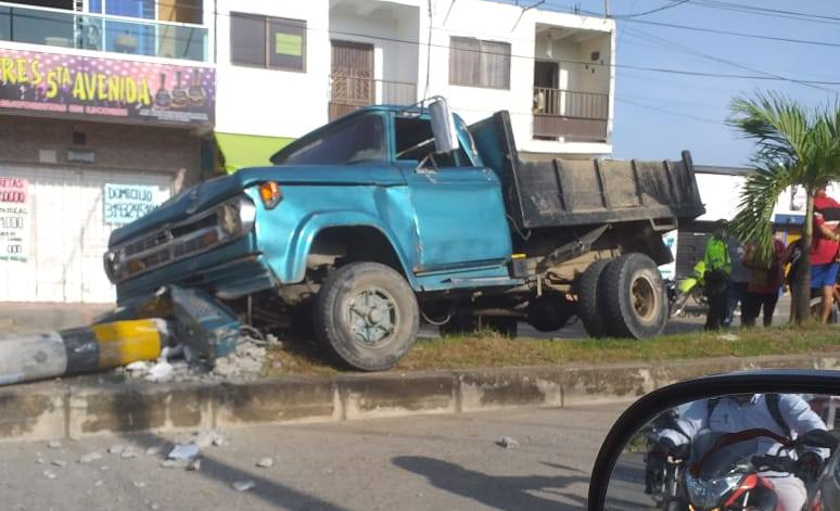 Accidente en La Granja: camión se habría quedado sin frenos y chocó contra un poste