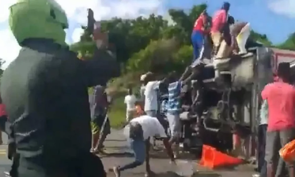 Video: saquearon otro camión y ni los tiros al aire de un policía pudieron impedirlo