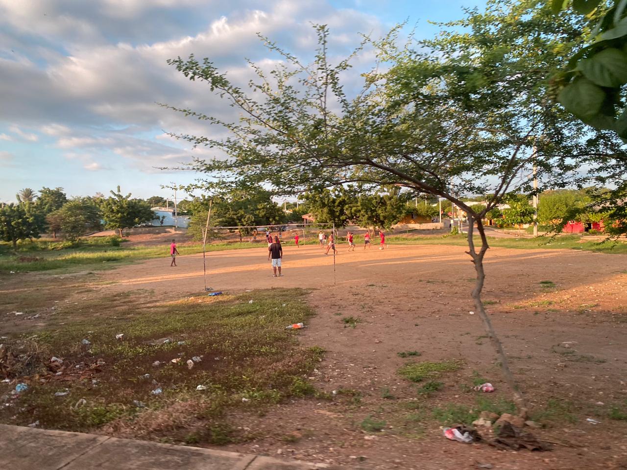 Sin temor al Covid-19: jóvenes juegan fútbol a pie ‘pelao’ en una cancha en Lorica