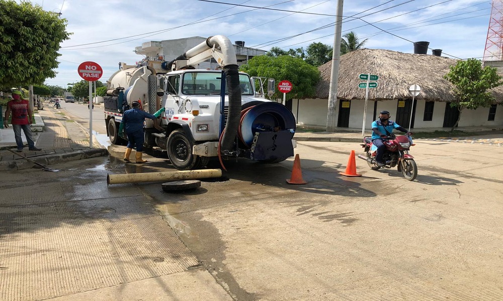 En San Pelayo, realizan jornada de limpieza y mantenimiento en las redes de alcantarillado