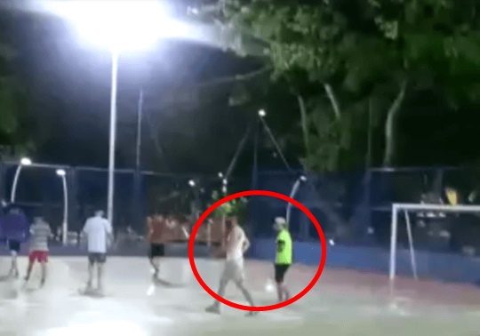 ¡No respetan! En pleno toque de queda por pandemia pillan a 12 jóvenes jugando fútbol