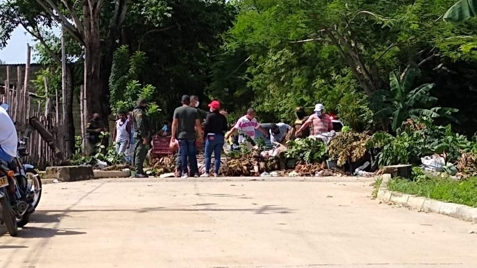 En Ciénaga de Oro tienen un barrio de basurero, habitantes bloquearon la vía exigiendo solución
