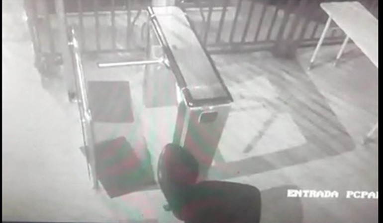 En video, vigilante se quedó dormido y habitante de calle entró a robar al Palacio de Justicia de Montería