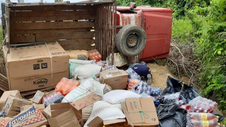 Vehículo que transportaba víveres se volcó en zona rural de Valencia