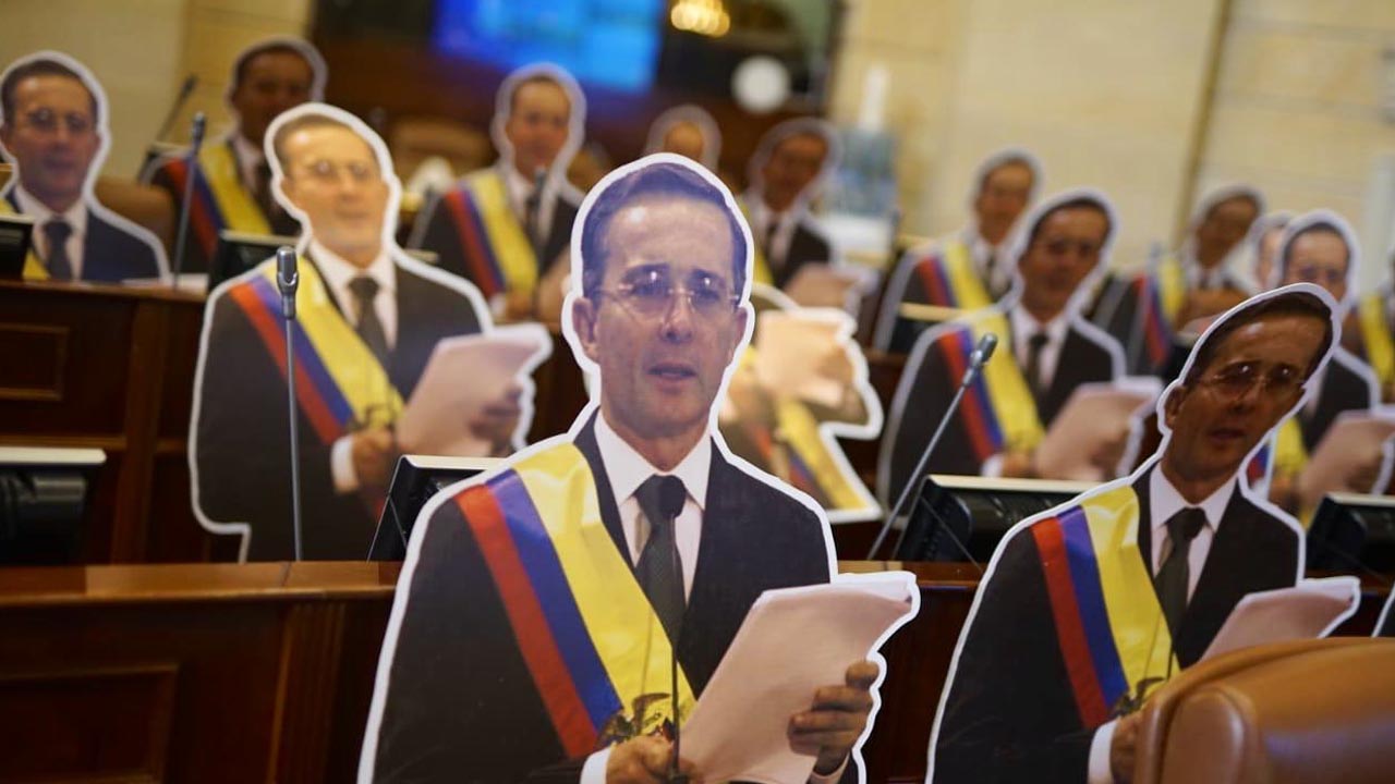 El particular homenaje del Centro Democrático ‘multiplicando’ al expresidente Uribe en el Congreso
