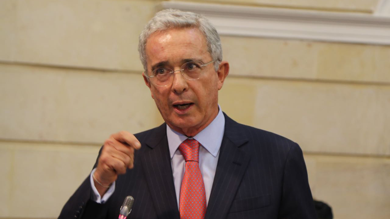Uribe acepta reunirse con Gustavo Petro para dialogar sobre un acuerdo nacional