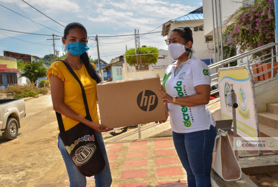 Unicórdoba entregó computador portátil y paquete de datos a la estudiante que recibía clases trepada en un árbol