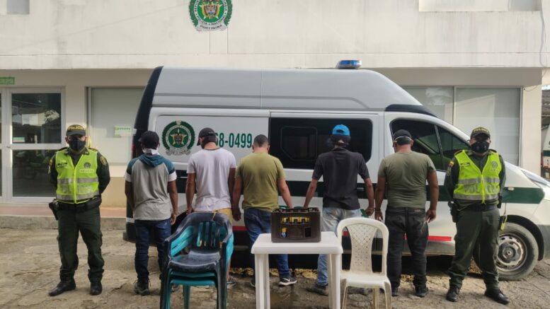 Los encontraron consumiendo licor y fueron detenidos por violar la ley seca