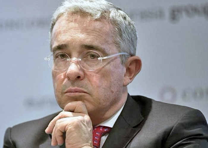 Hoy se define bajo qué ley seguirá el caso del exsenador Uribe por soborno a testigos y fraude procesal