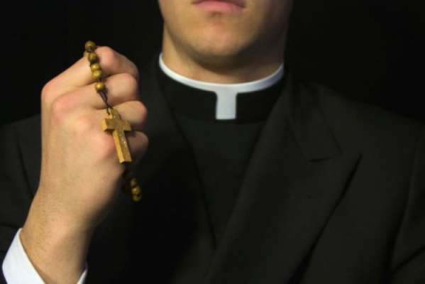 Capturan a sacerdote que habría abusado sexualmente de dos jóvenes